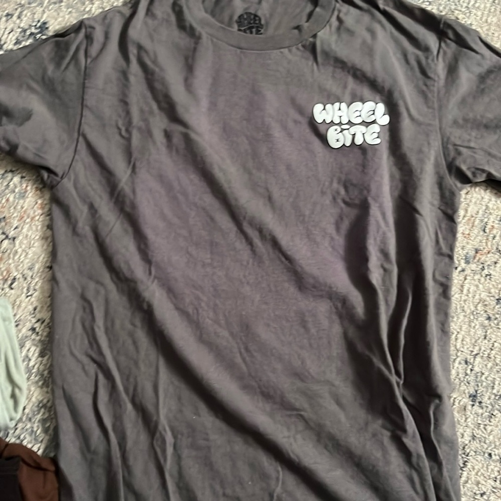 gray t shirt